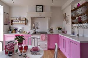 Ngắm những nhà bếp màu hồng đẹp hớp hồn chị em nội trợ