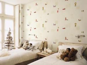 Phòng ngủ mùa hè với giấy dán tường họa tiết nhẹ nhàng